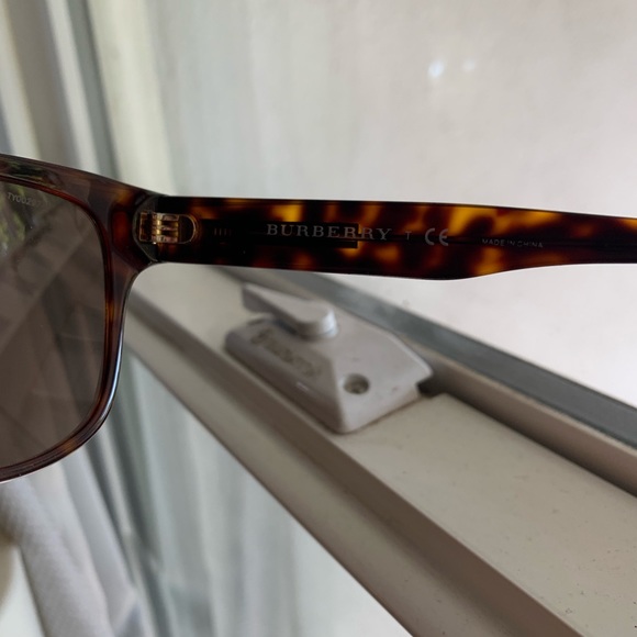 Burberry sunglass - Picture 5 of 8